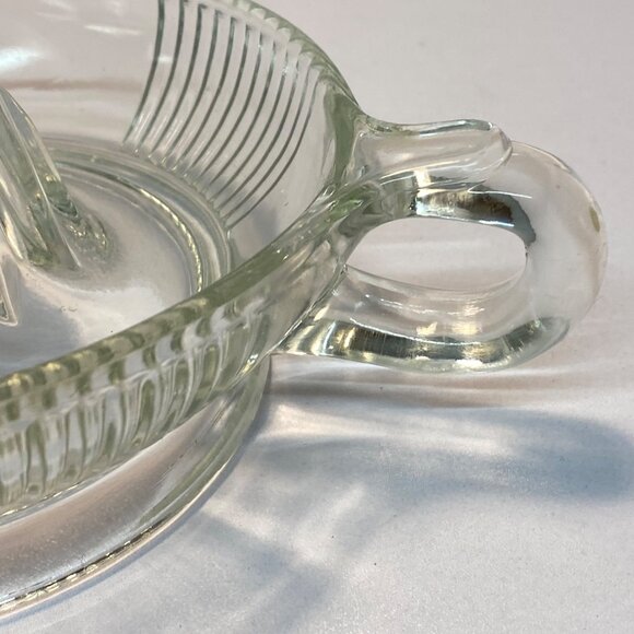 Vintage Federal Clear Glass Citrus Juicer Reamer Loop Handle Spout Farmhouse - Picture 4 of 12